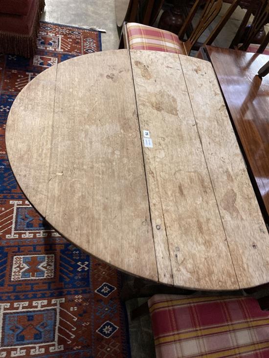 An oak gateleg table, width 104cm depth 45cm height 74cm